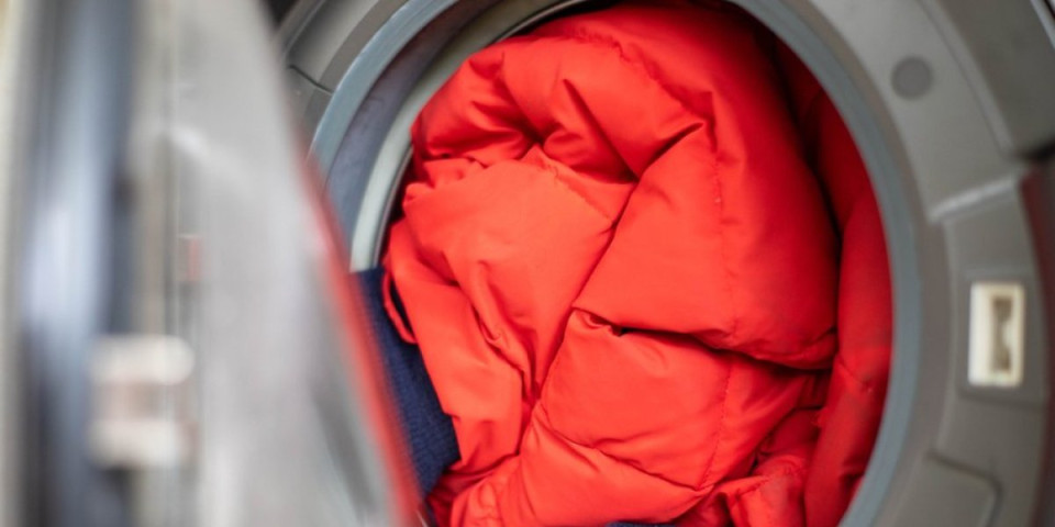 Zaboravite na hemijsko: Influenser otkriva kako se jednostavno pere perjana jakna (VIDEO)
