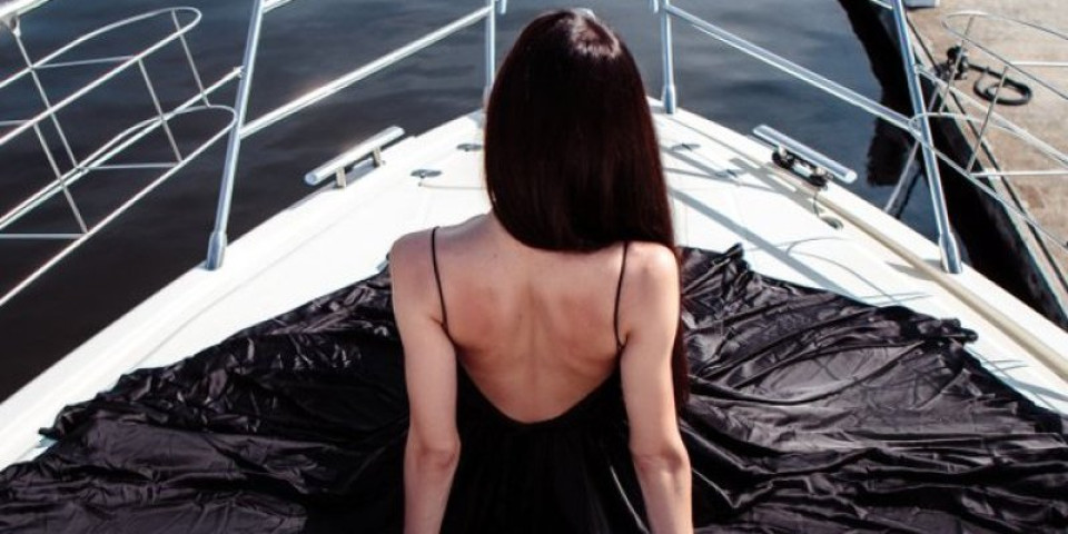 Večernji autfiti jedne mame zapalili TikTok: Dok gledaju u haljine, svi imaju jedno pitanje  (VIDEO)