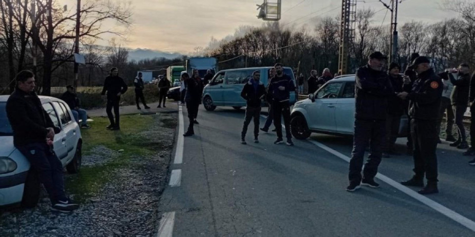 Protesti u Zeti: Blokirani putevi zbog gradnje postrojenja za otpadne vode (FOTO/VIDEO)