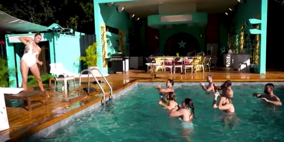 Plavi tim Exatlona u totalnom luksuzu: Ova takmičarka povela vreli ples u bazenu (VIDEO)