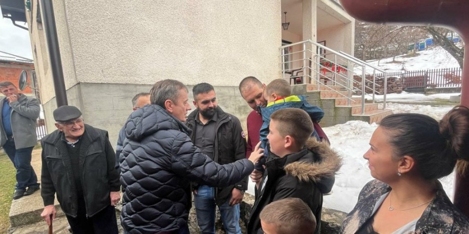 Gde čeljad nisu besna, ni kuća nije tesna - 13 članova Milića pod jednim krovom u dragačevskom selu