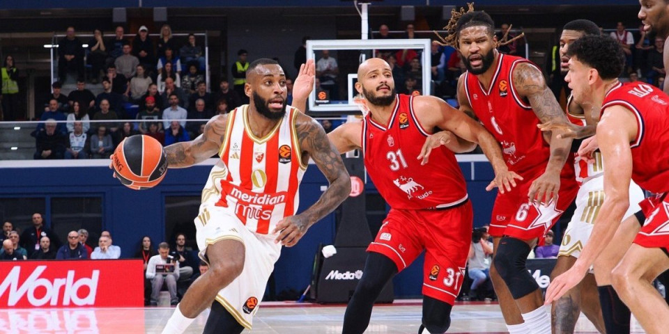 Nedopustivo: Miler-Mekintajer stao da vezuje pertle nasred parketa u toku napada Armanija (VIDEO)