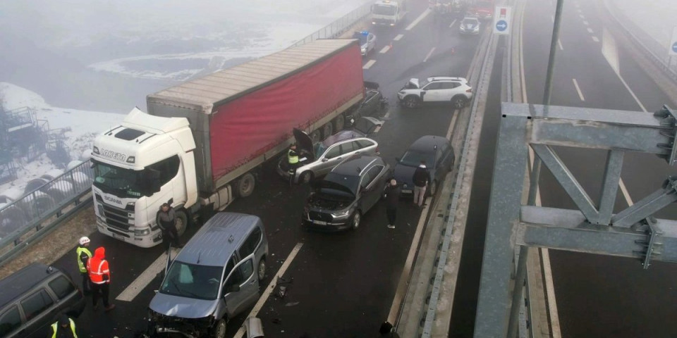 Nove slike lančanog na Milošu Velikom lede krv u žilama! "Audi" pod kamionom, delovi rasuti na sve strane (FOTO)