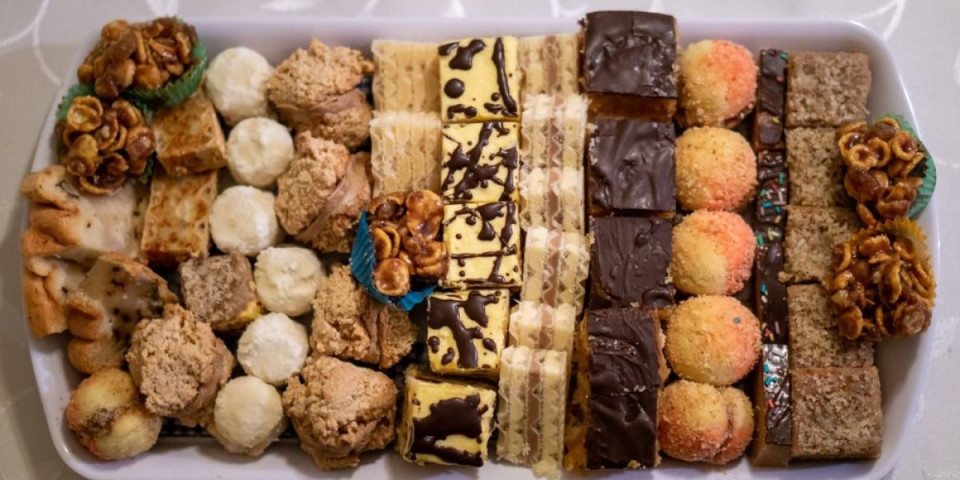 4 vrste sitnih kolača od jedne smese: Pun oval slatkog posluženja za Svetog Jovana