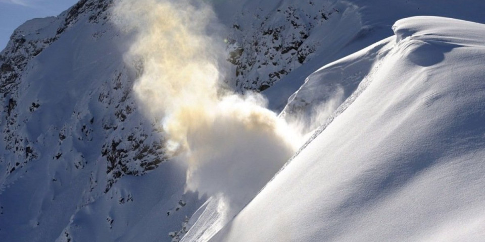 Još jedna strašna lavina: Nesreća na Alpima, skijaš poginuo, dvoje povređeno
