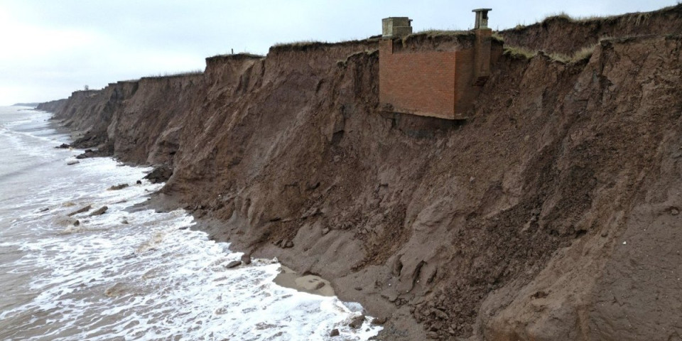 Nuklearni bunker ivici provalije: Pitanje je sata kada će ga more progutati - Izdato hitno upozorenje za turiste (FOTO/VIDEO)