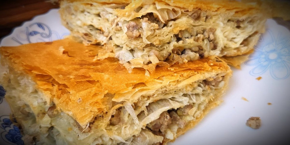 Domaći burek sa mesom: Bolji nego iz pekare - hrskava korica i neodoljiv ukus (VIDEO)