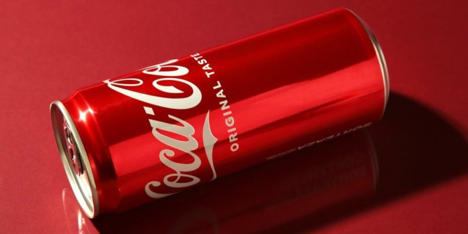 Optička iluzija koja je zbunila sve: Boja limenke Koka-kole posvađala internet (FOTO)