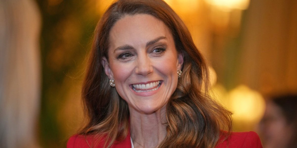 Ceo svet gleda u Kejt Midlton: Zablistala u moćnom odelu, a preskup nakit bode oči (FOTO)