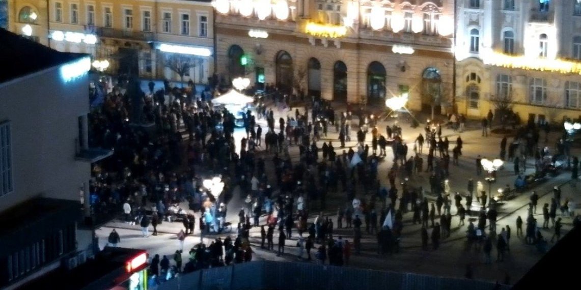 PRSLI, PUKLI, GOTOVO, KRAJ... Blokaderi najavljivali "masovan" skup u Novom Sadu, a evo koliko njih se okupilo (FOTO/VIDEO)