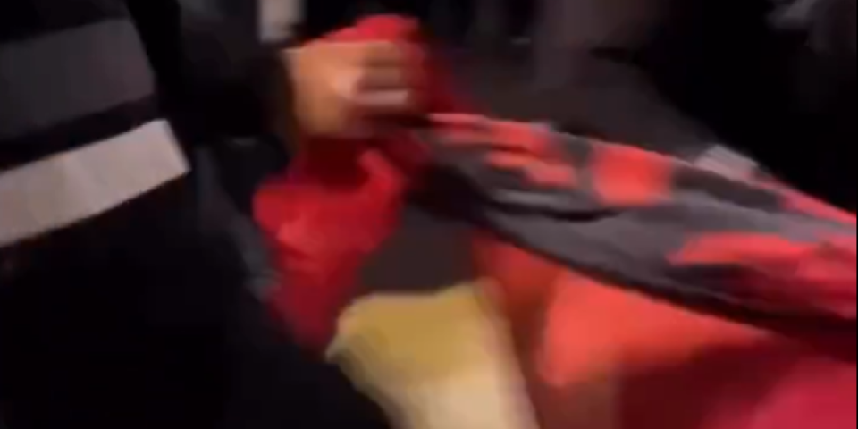 Skandal na propalom protestu: Blokaderi razvili albansku zastavu usred Novog Sada (VIDEO)