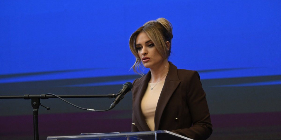 (VIDEO) Ministarka žestoko odgovorila Šaroviću: Možda bi samo hteo da nosi haljinu kao što je moja