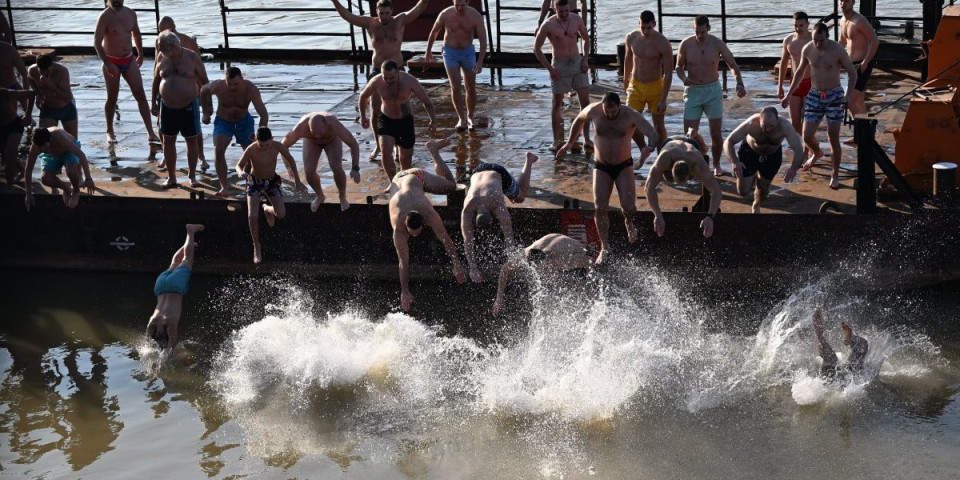 Učesnici zajedno izneli Časni krst iz vode: Plivanje održano ispod Beogradske tvrđave (FOTO)