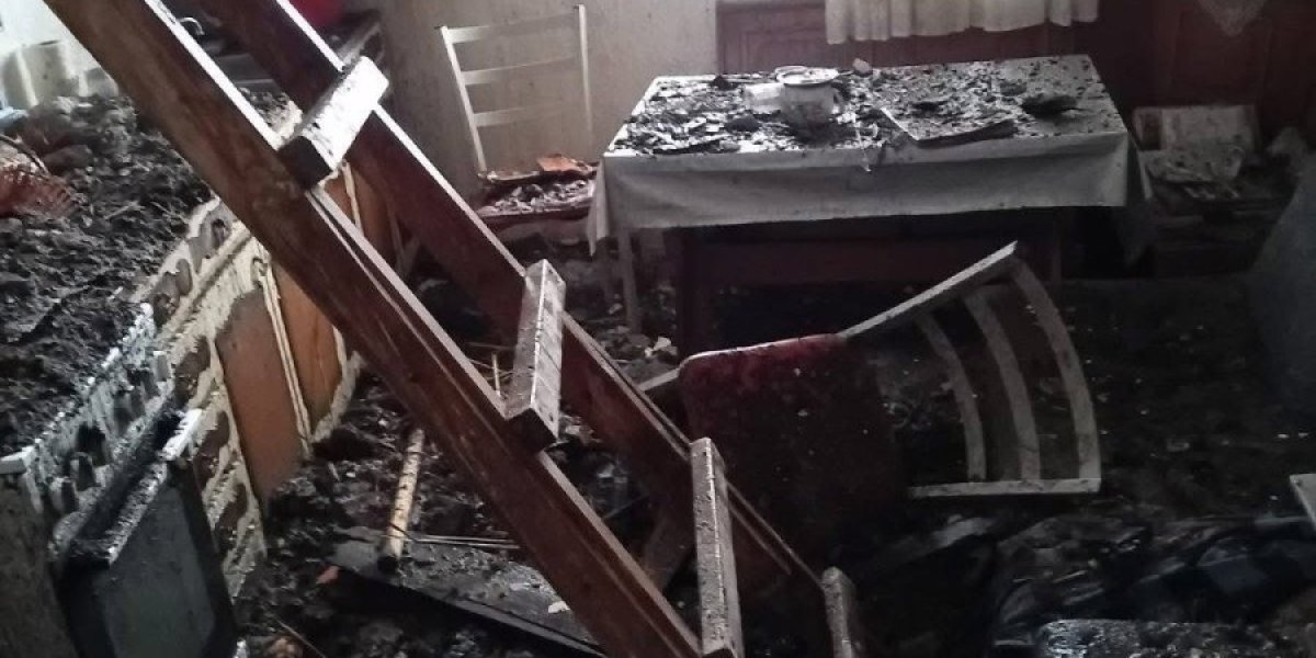 Izgoreo tavan, ali u stanu ne može da se živi