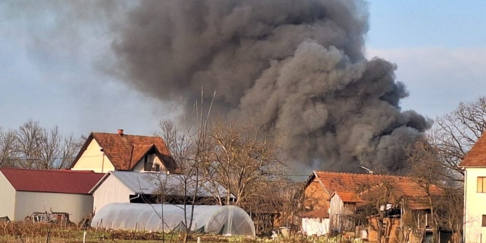 Veliki požar u selu Kukići kod Čačka: Gore hale za proizvodnju kiselog kupusa