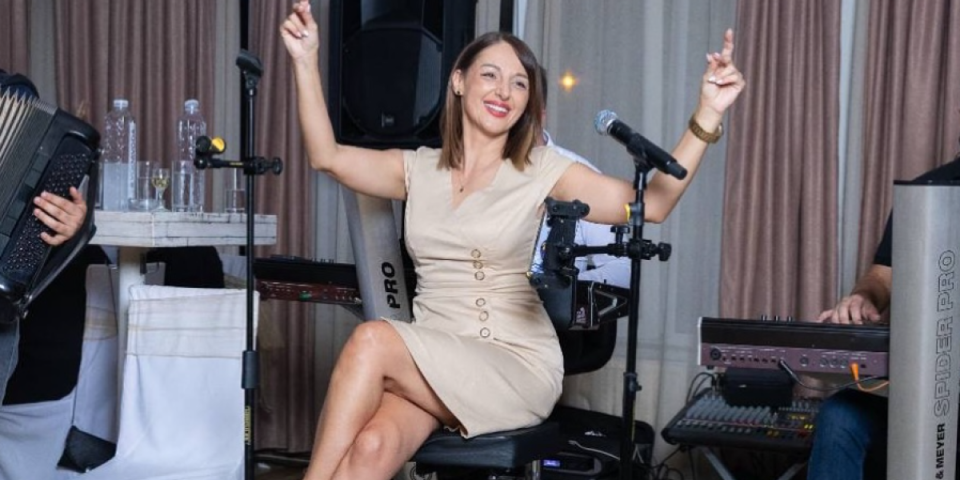 Ostala bez kose i ugojila se, a onda se desilo čudo: Pevačica posle šest godina postala majka