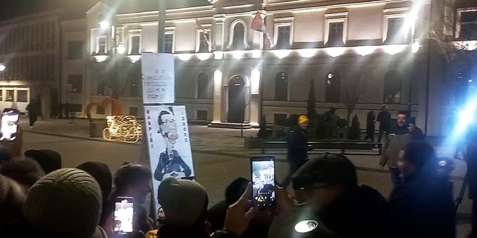 Skandal u Čačku: Okupila se šačica blokadera, pa izvela sraman performans - Vučića gađali jajima (VIDEO)