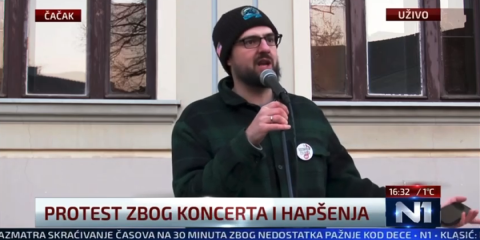 Snimak koji nije za ljude sa slabim želucem: Bruka u Čačku u režiji blokadera i tajkunske N1 - pogledajte kako su ismevali Bekutu