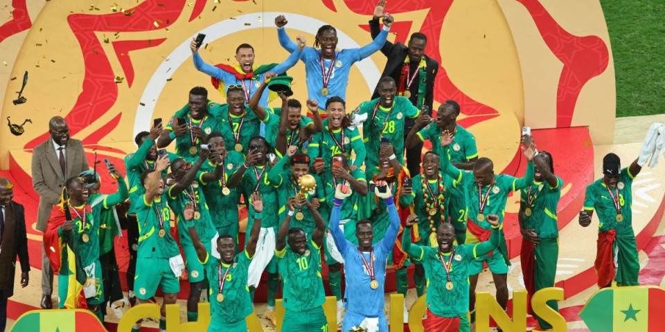 Skandal nad skandalima: Golmana Senegala napali, vukli ga po terenu, on se kao lav borio za peškir