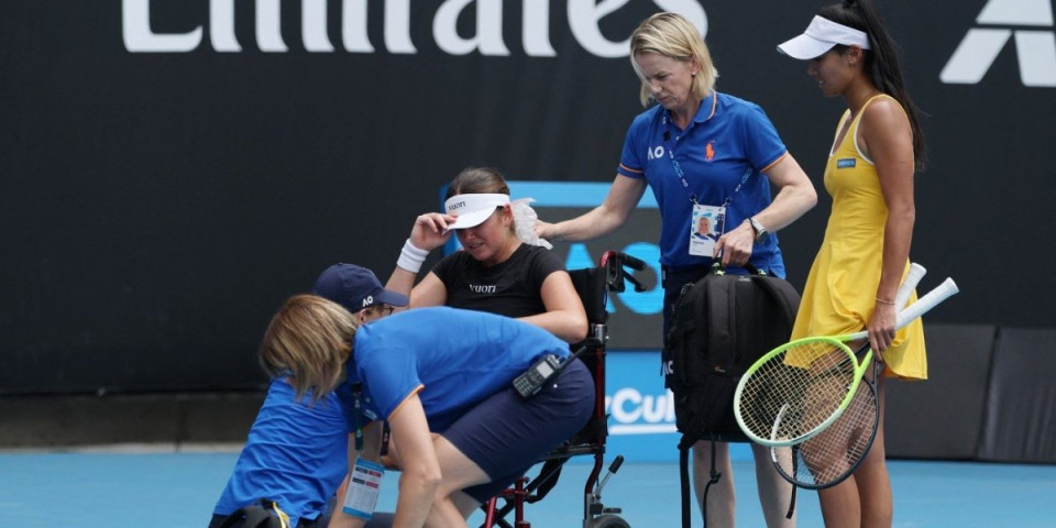 Drama u Melburnu: Šok prizor, teniserku izneli sa terena, nije mogla da stoji na nogama (VIDEO)