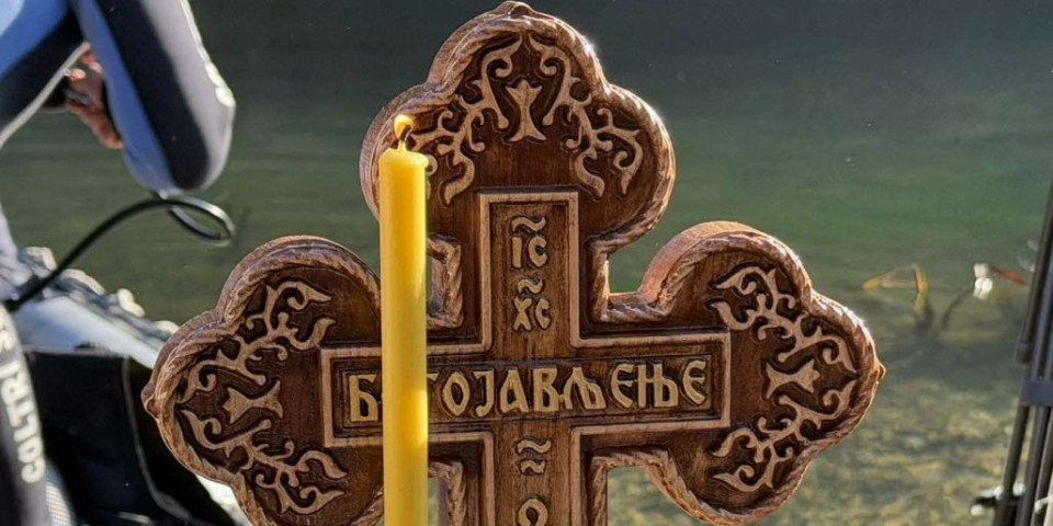 Srpske pesme odjekuju Podgoricom: Naši junaci plivali za Časni krst, pa zapevali ovo (VIDEO)