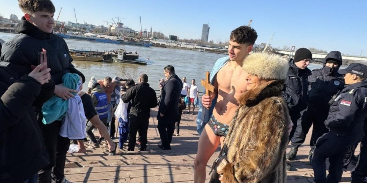 Pavle Lopičić prvi je doplivao do Časnog krsta