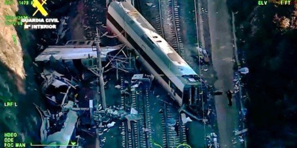 Scene koje lede krv u žilama! Civilna garda pokazala pakao u Španiji: Ovo je najgori sudar u istoriji (VIDEO)