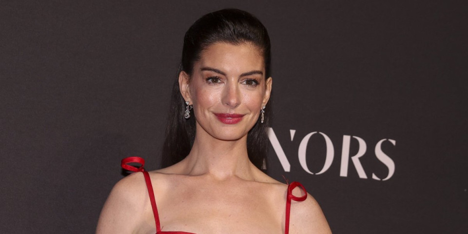 Poznata glumica gori u kožnom izdanju: Izgleda kao domino dama, samo joj fali bič (FOTO)