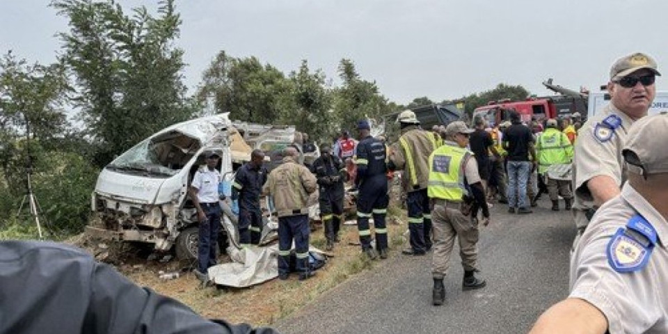 Mališani otišli u smrt! Jeziv sudar kod Johanesburga: Minibus potpuno smrskan, 13 porodica zavijeno u crno (FOTO/VIDEO)
