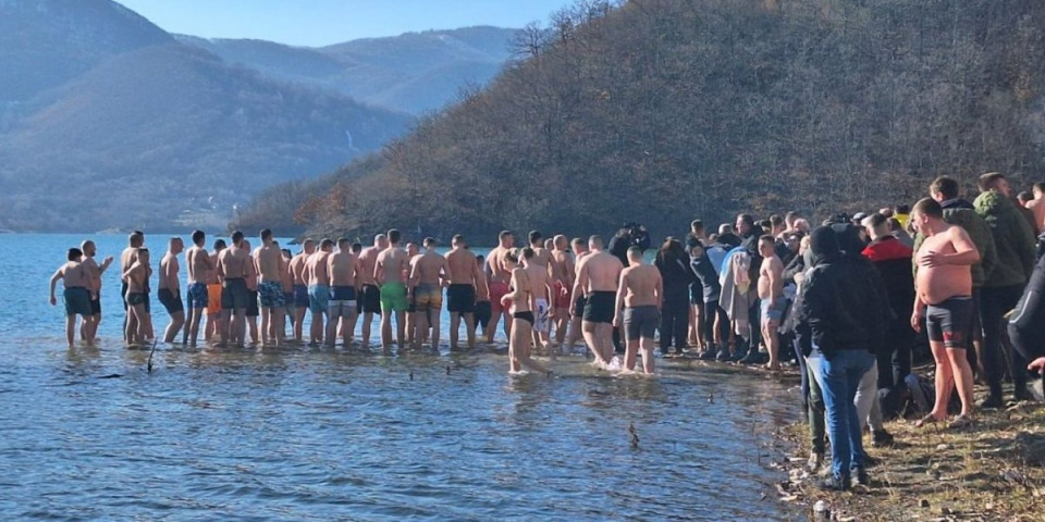 Nikad više plivača na jezeru Gazivode: Prvi do Časnog krsta stigao srednjoškolac - ispratili ga trubači (FOTO)