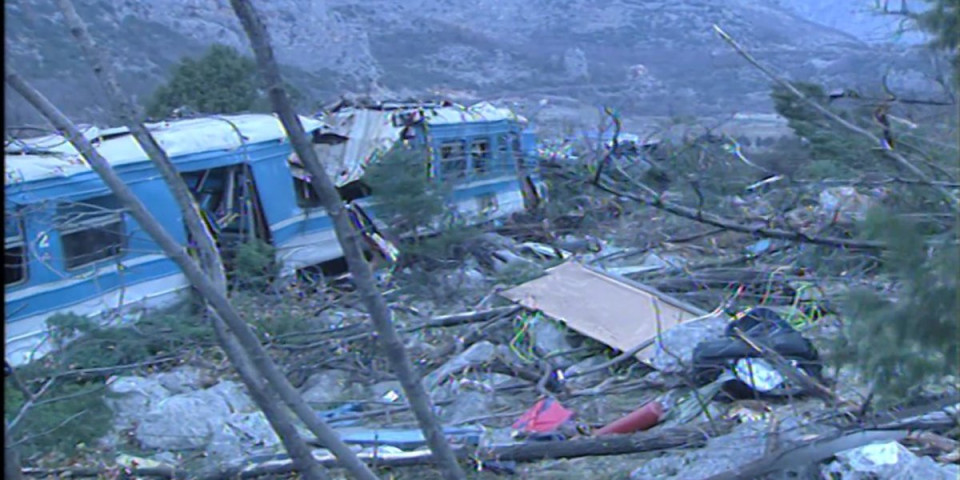 Jeziva tragedija kod Bioča! Voz se survao u kanjon, 47 mrtvih - "Leteli smo u smrt" (FOTO)