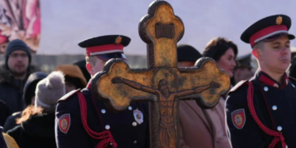 Pripadnici MUP-a prisustvovali plivanju za Časni krst: Evo kako je protekao dan (FOTO)