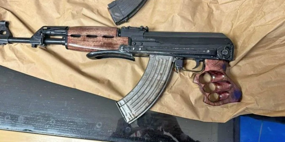 Pogledajte gde je pokušao da sakrije oružje: Uhapšen muškarac na Batrovcima (FOTO/VIDEO)
