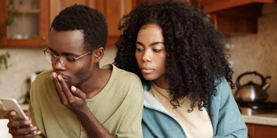 Kraj zabadanju nosa u tuđi telefon: 1 podešavanje zatamnjuje ekran čim neko proviri - evo kako