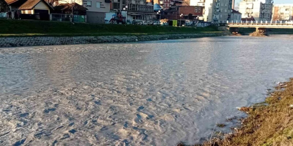 Šta je ovo s rekom: Kroz centar grada ko da teče asfalt