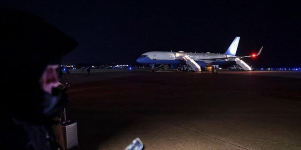 Drama iznad Atlantika, Tramp za dlaku izbegao najgore: Avion američkog predsednika otkazao usred leta (FOTO/VIDEO)