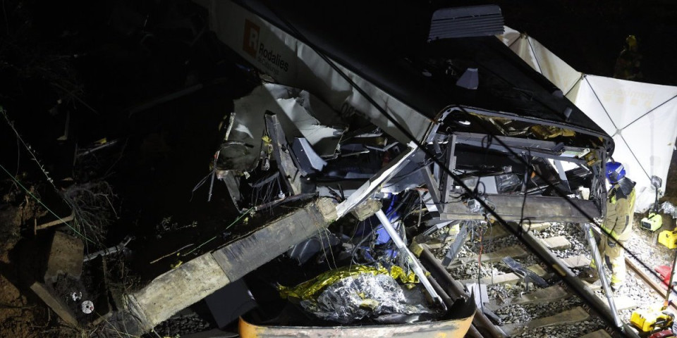 (UZNEMIRUJUĆE) Scene užasa kod Barselone: Smrskani vagoni i panika u mraku, spasioci se probijaju kroz ruševine (FOTO/VIDEO)