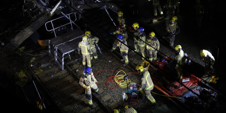 Još jedna tragedija u Španiji: Voz iskočio iz šina - Mašinovođa stradao, najmanje 37 osoba povređeno (FOTO/VIDEO)