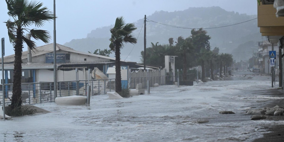 Jezivo nevreme pogodilo Siciliju: Voda i vetar nose sve pred sobom, izdato hitno upozorenje na jake vremenske nepogode (FOTO/VIDEO)