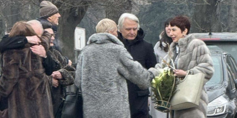 Dule Savić i glumci: Evo ko je sve došao na sahranu Mike Aleksića (FOTO)