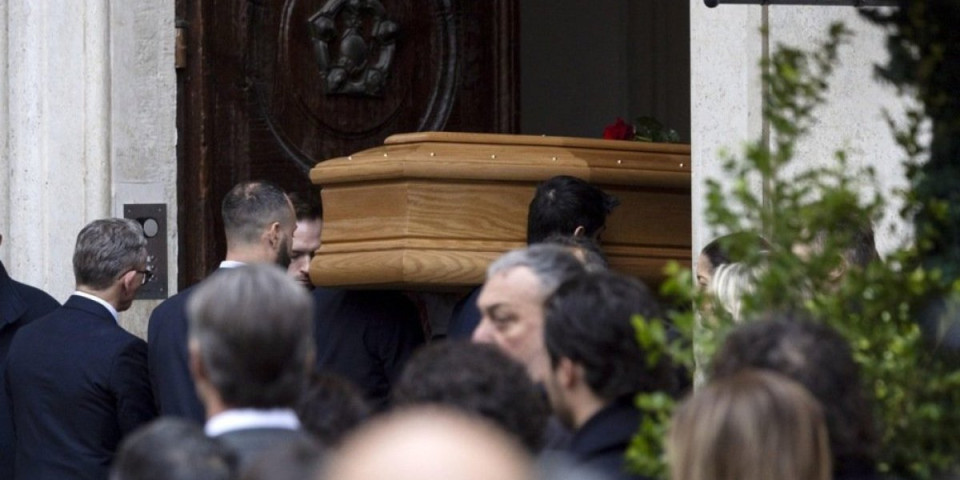 Svet mode u suzama: Ove zvezde su se oprostile od Valentina Garavanija (FOTO)