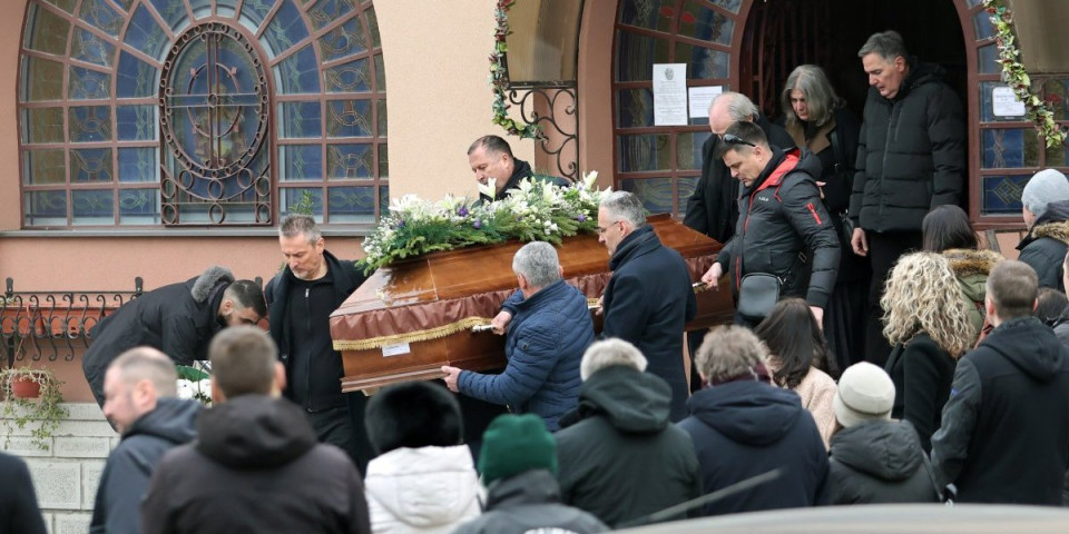 Dule Savić i Vuk Kostić nosili kovčeg: Pogledajte potresne slike sa sahrane Mike Aleksića (FOTO)