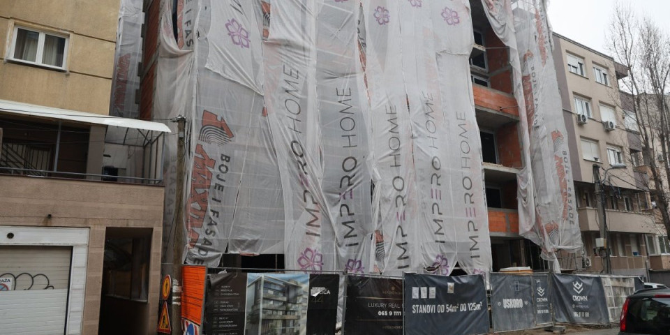 Prve fotografije sa mesta nesreće: Radnik pao sa skele, u kritičnom stanju prevezen na VMA (FOTO)