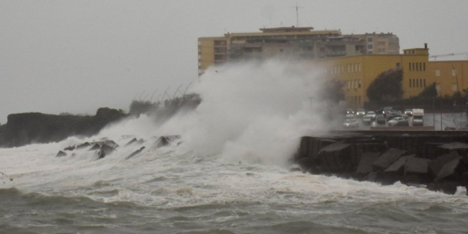 Talasi gutaju ulice, razaraju kuće, restorane: Apokaliptični snimci iz Italije (VIDEO)