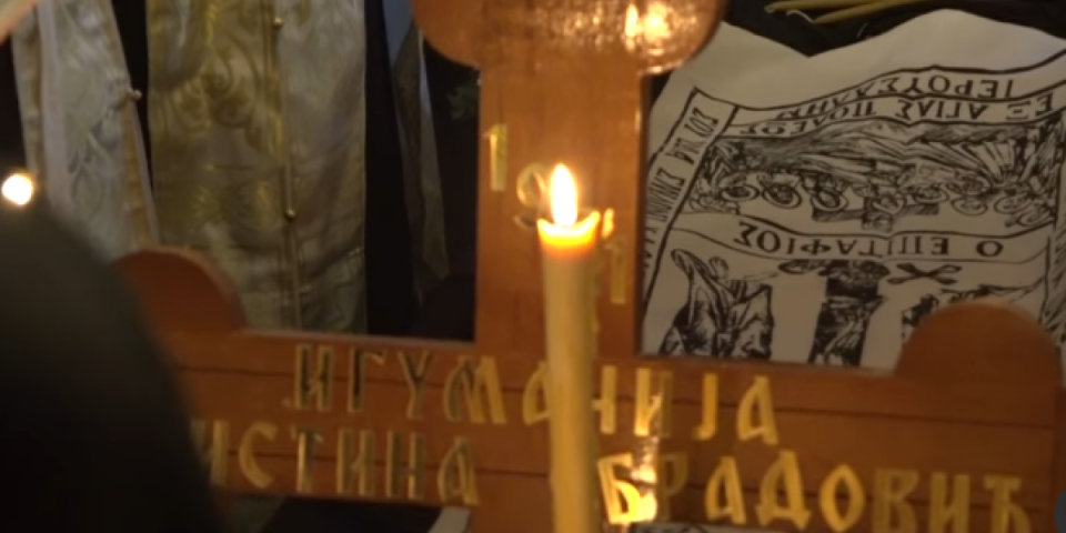 Tuga: Veliki broj vernika oprostio se od Mati Hristine (VIDEO)
