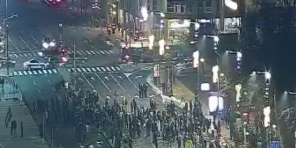 (FOTO) Šamar za blokadere: Najavljivali veliki skup ispred Skupštine - usledilo gorko razočarenje