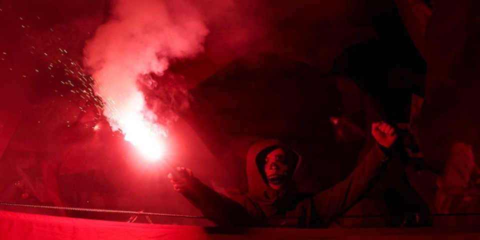 Haos u Malmeu! Žestoka tuča navijača Crvene zvezde, policija na sve strane (VIDEO)