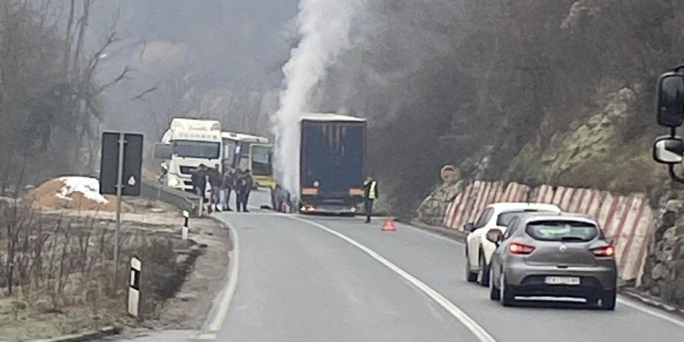 Zapalio se kamion u Ovčarsko-kablarskoj klisuri: Crni dim kulja na sve strane (FOTO)