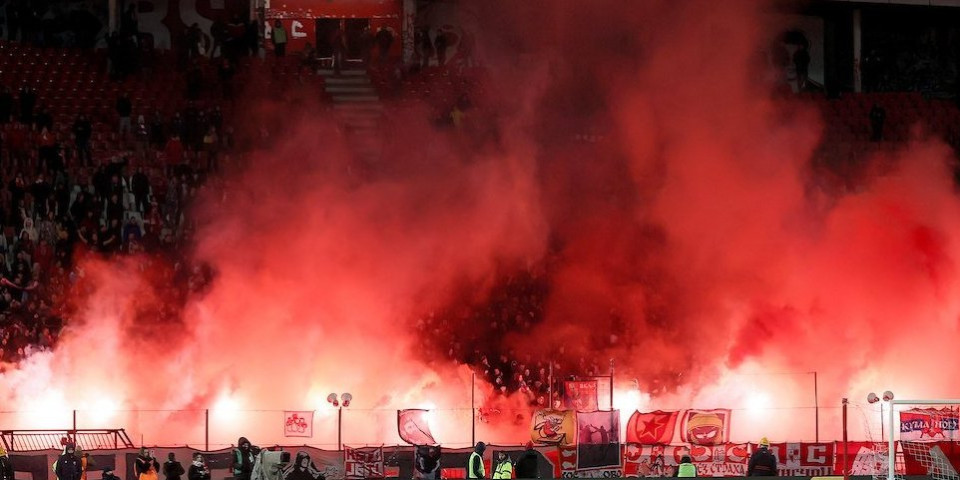 Hrvati teško povredili navijače Crvene zvezde: Jezivi snimci zasede u Tuzli (VIDEO)