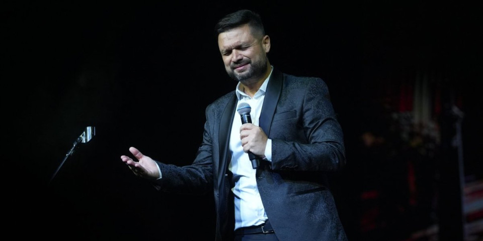 Frapirao se kada je video ko je mlada: Pevač dugo gledao u nevestu, a onda je odlučio da joj priđe